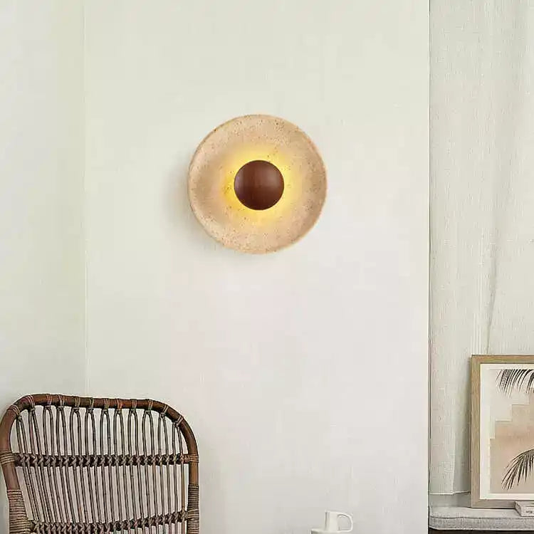Aplique de pared redondo de travertino con halo Heliara - 5.webp__PID:416ea40c-2954-4e5f-a90e-189856d0ab22