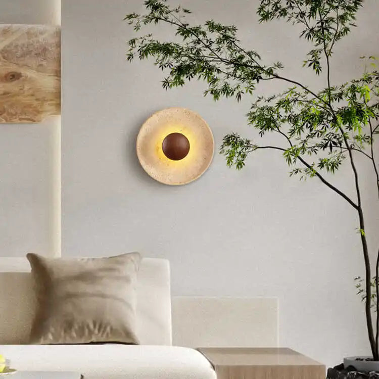 Aplique de pared redondo de travertino con halo Heliara - 1.webp__PID:0720416e-a40c-4954-8e5f-690e189856d0