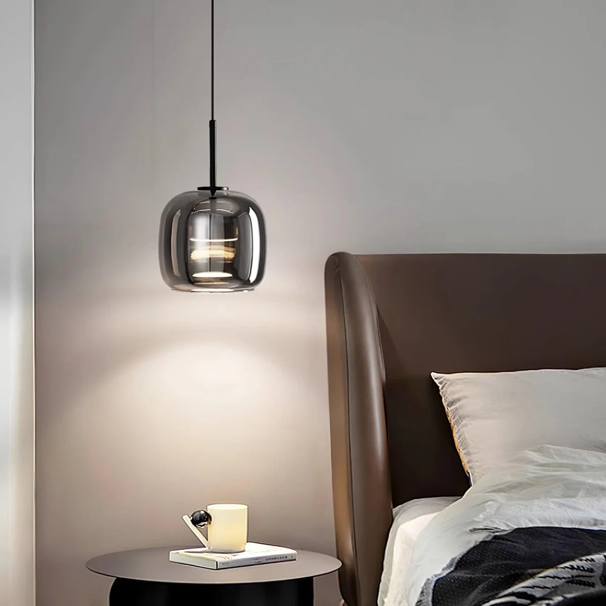 Moderne Pendelleuchte „Freja“ aus Rauchglas scene2.webp__PID:a9c14073-7ffe-46d3-a011-55578612806c