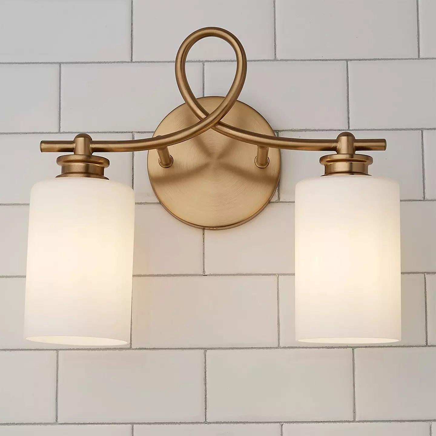 Litae Industrielle Schminkleuchte mit Schleifenarm aus Milchglas (4).webp__PID:22686912-9981-4cd6-bf68-aec377e416a0