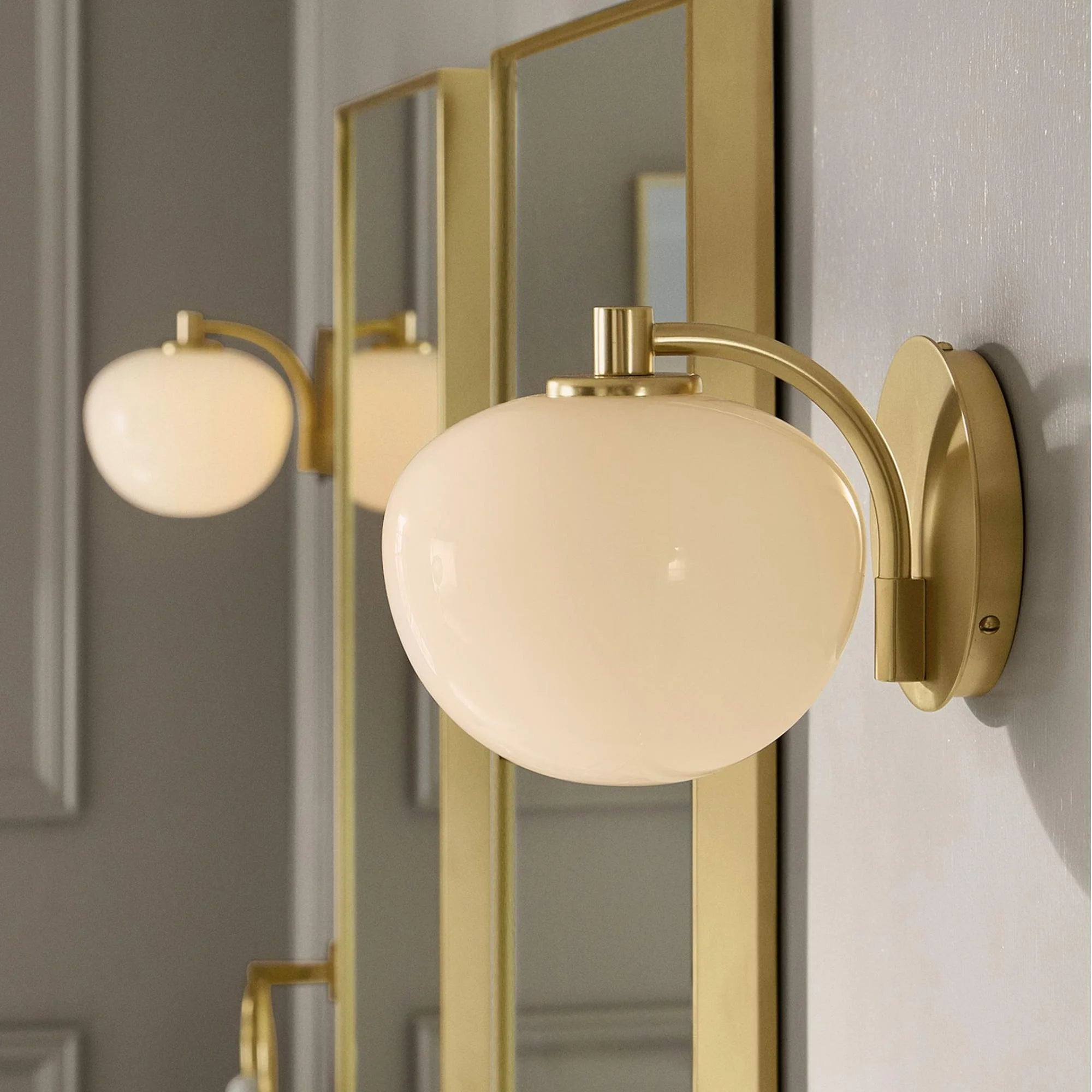 Cassilda Modern Elegant Milk Glass Vanity Light (4).webp__PID:af481c28-6f9d-4285-b4c3-9c72e36e7500
