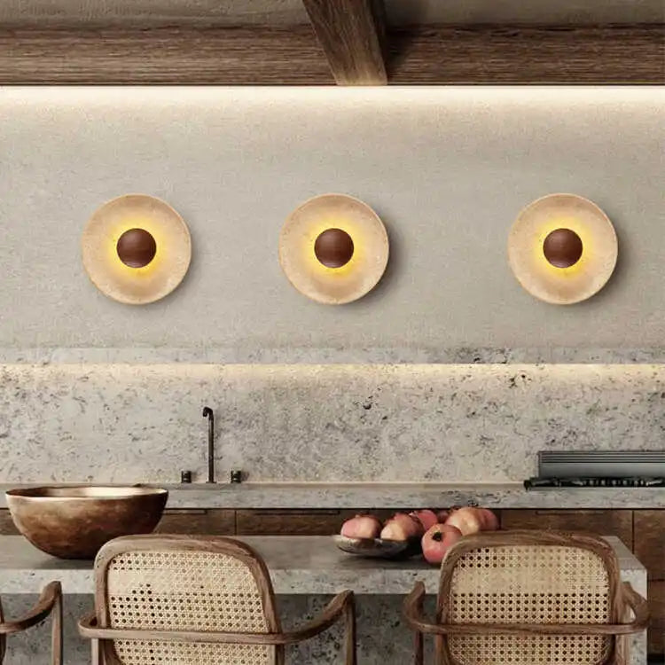 Aplique de pared redondo de travertino con halo Heliara - 2.webp__PID:20416ea4-0c29-44ce-9f69-0e189856d0ab
