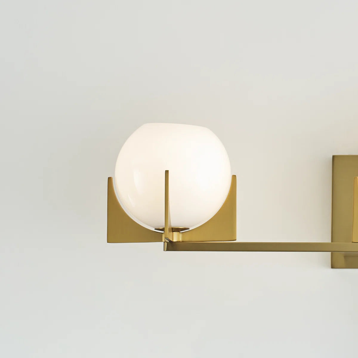 Lampada da toeletta Chase Mid-Century Modern in ottone e vetro lattiginoso (1).webp__PID:b106a4b3-5057-476e-9877-e58d9bc228b5