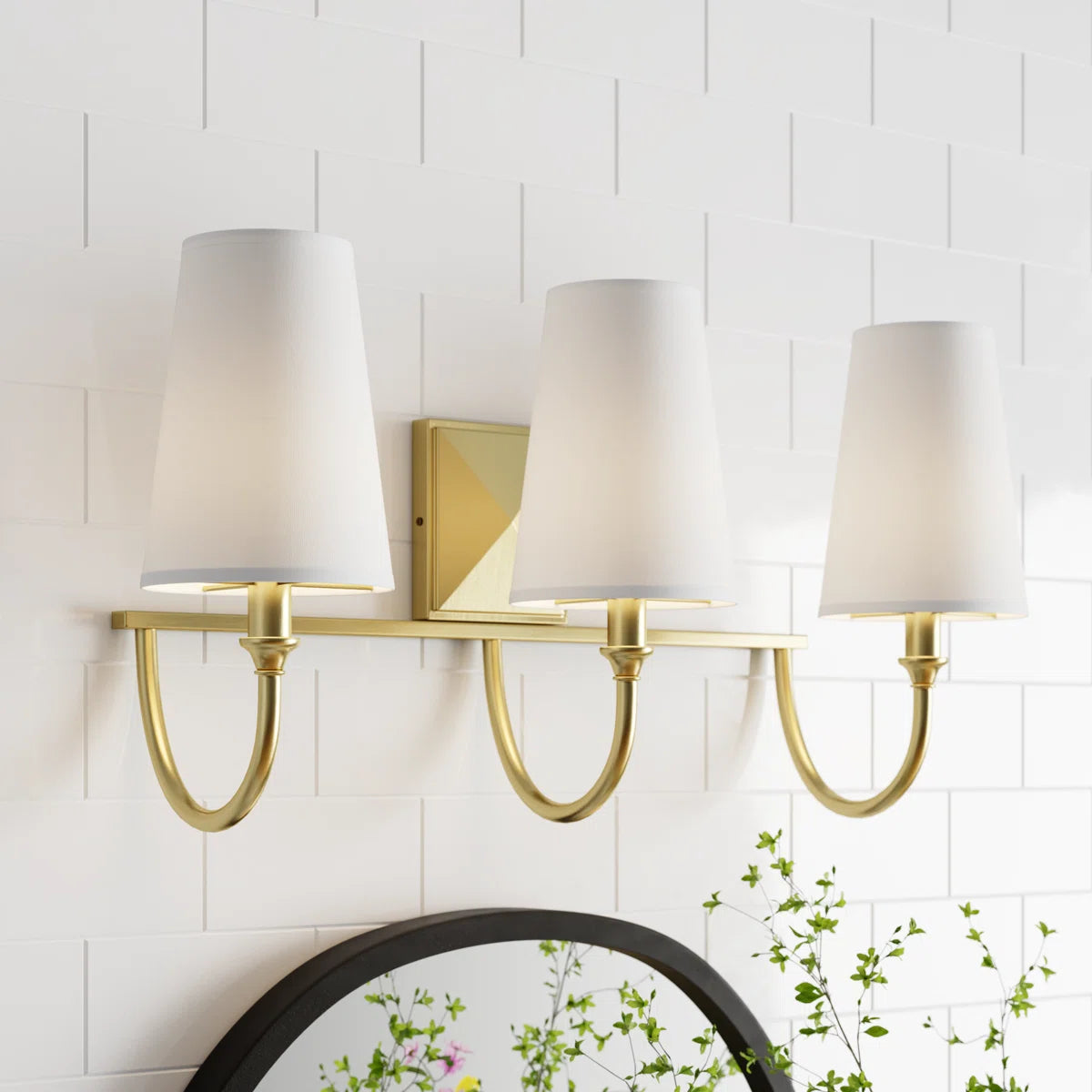 Lámpara de tocador Aurora Modern Farmhouse de tela blanca de 3 luces (2).webp__PID:cec41c00-0891-4939-b92e-bd2b745179f7