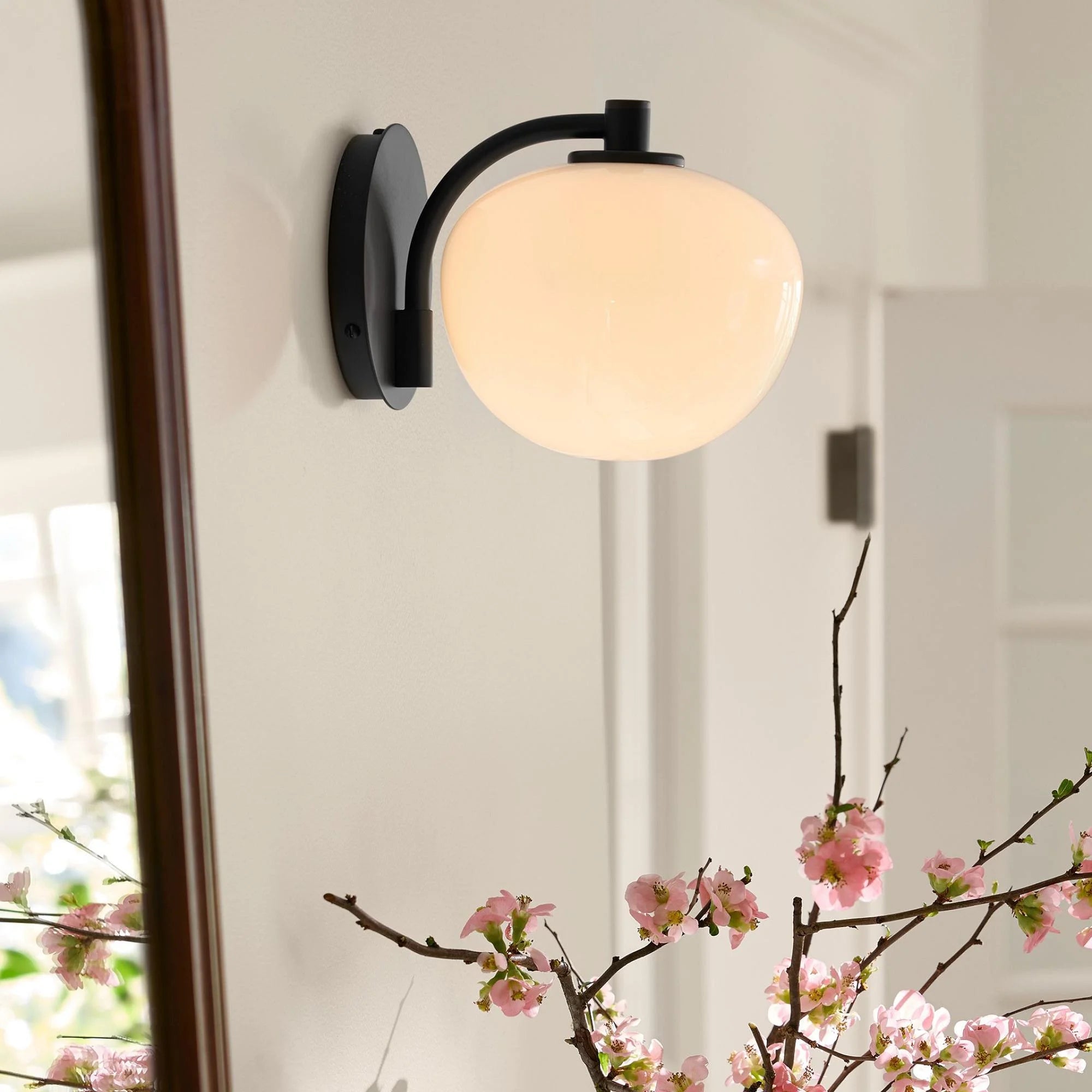 Cassilda Modern Elegant Milk Glass Vanity Light (8).webp__PID:72e36e75-0052-4b08-b3e1-e221ced1c6d0