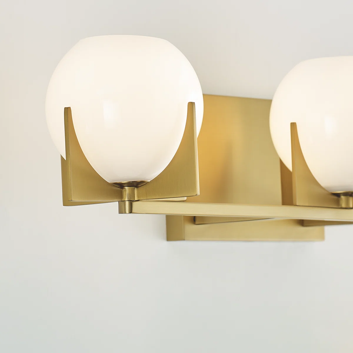 Lampada da toeletta Chase Mid-Century Modern in ottone e vetro lattiginoso (4).webp__PID:b35057d7-6e58-47e5-8d9b-c228b52da0ac