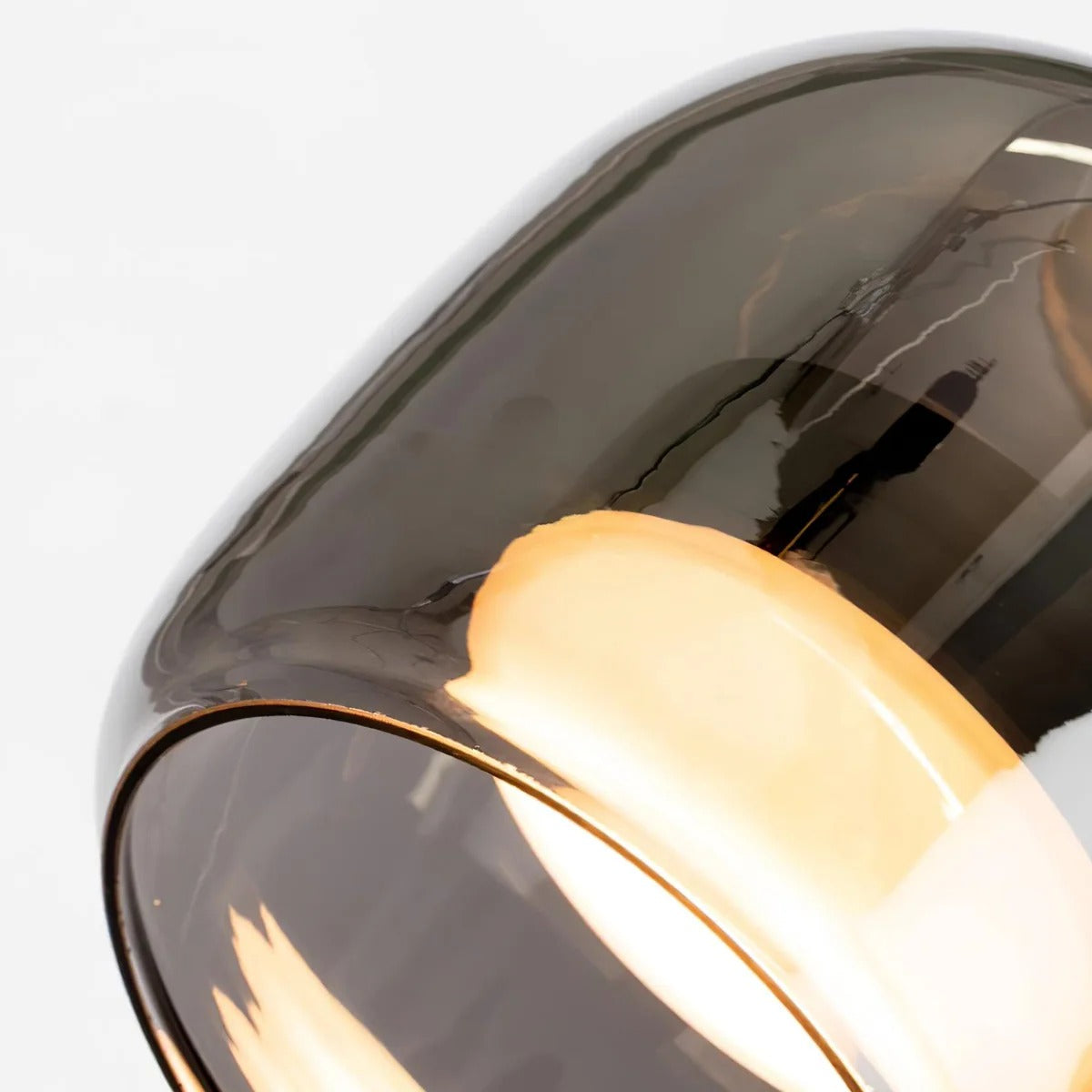 Moderne Pendelleuchte Freja aus Rauchglas detail2.webp__PID:f97a6eee-a9c1-4073-bffe-86d3e0115557