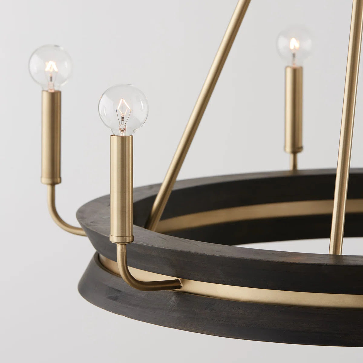 Lampadario moderno a 6 luci a forma di ruota di carro Virelle (2).webp__PID:ac06a28a-8c3b-4a51-8fd3-485d00c0cdff
