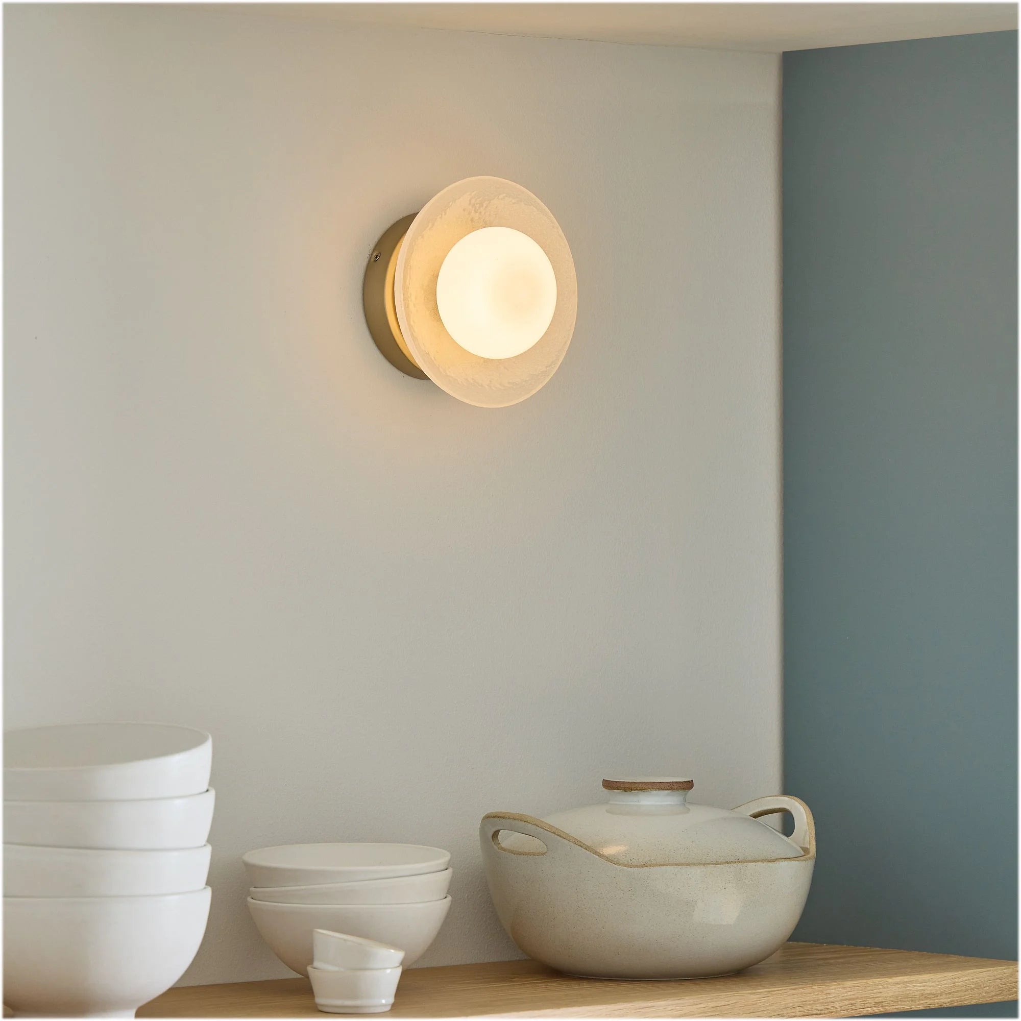 Zetes Hedendaagse ronde zandgestraalde glazen wandlamp (3).webp__PID:42d76306-ad4f-475a-a268-a3d66f5438cc