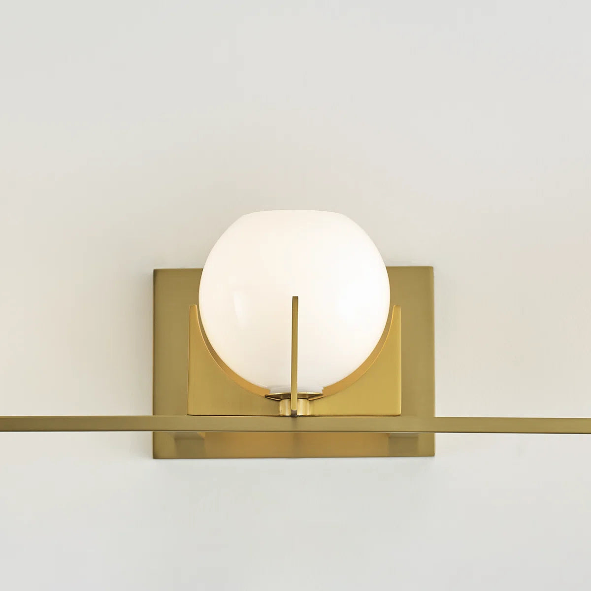 Lampada da toeletta Chase Mid-Century Modern in ottone e vetro lattiginoso (8).webp__PID:6e5877e5-8d9b-4228-b52d-a0ac444fc53f