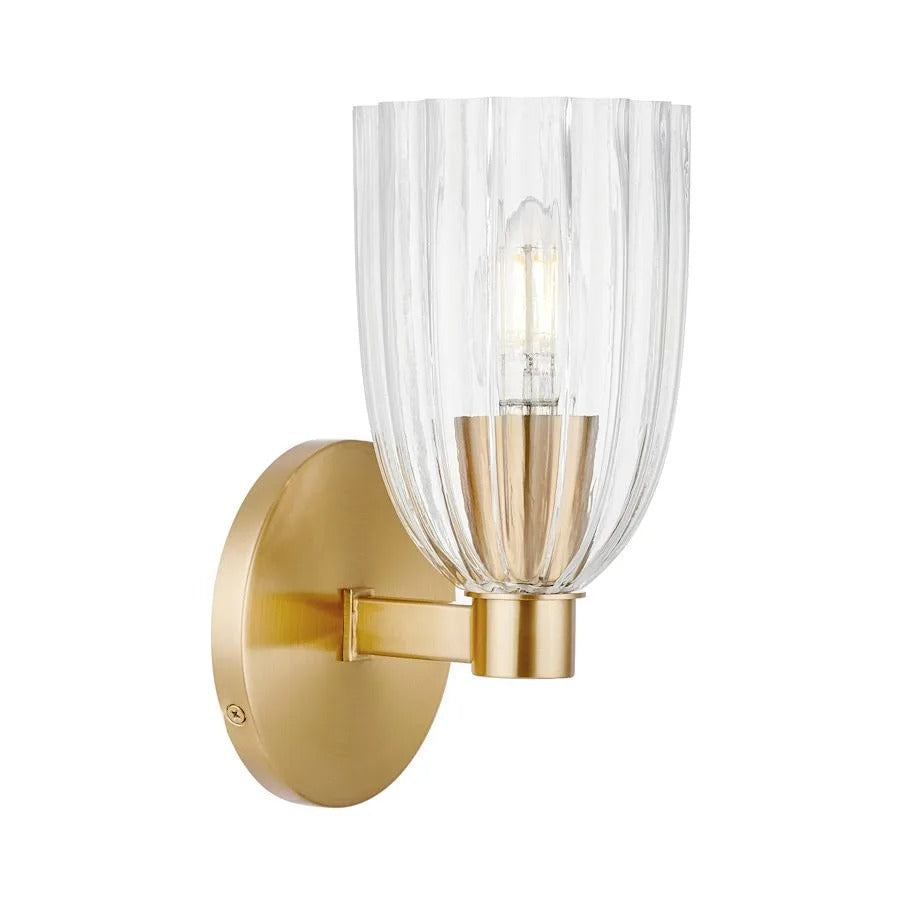 Aplique de pared moderno Calista de latón y vidrio acanalado1.webp__PID:669a6e09-9d70-4dc4-b4a3-be04322fcc9b